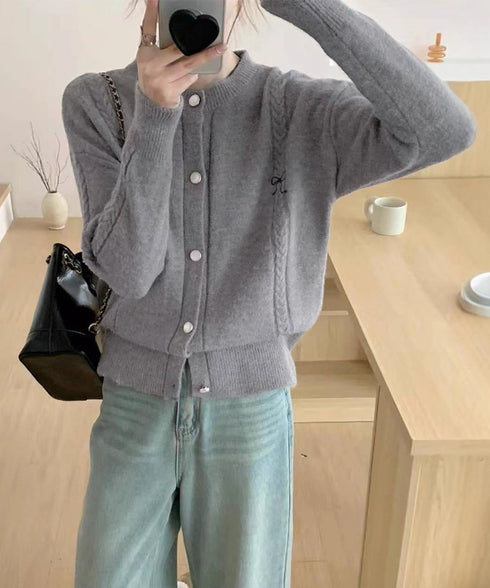 リボンワンポイントニットカーディガン秋冬 レディース パール調ボタン ニットトップス 長袖 ニットアウター クルーネック セーター 韓国風 ベーシック ニット羽織 2HUANYI-001